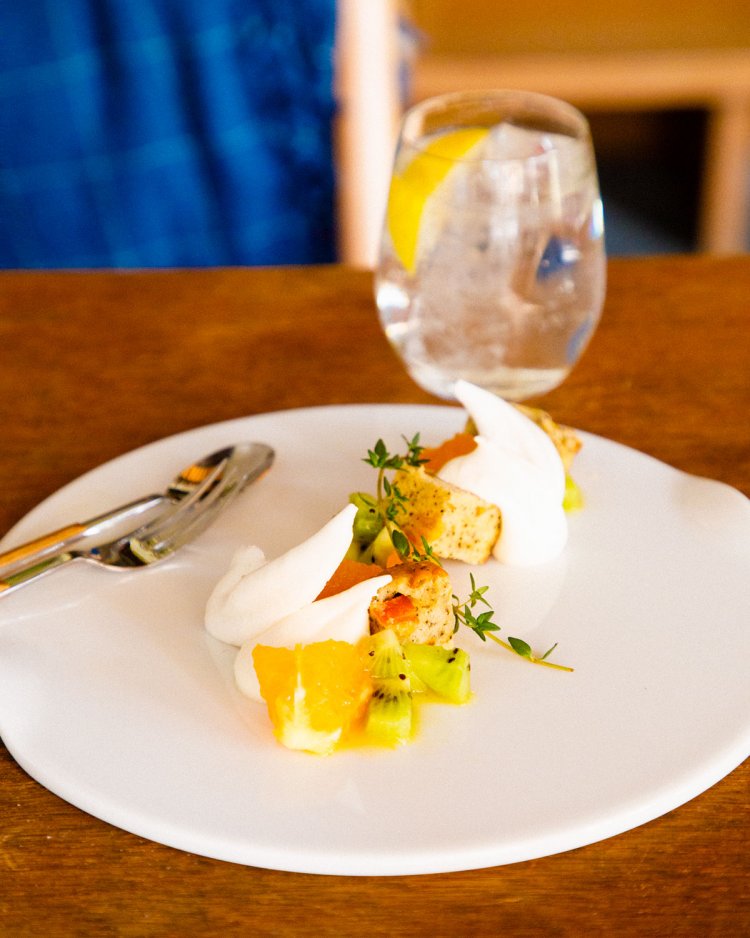 清見オレンジのスペシャルデザート605円。香りのいい日本酒サワー583円と合わせると、ひと味違った個性が花開く。