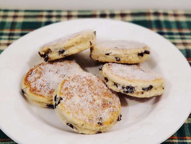 ウェルシュケーキ 1つ300円。