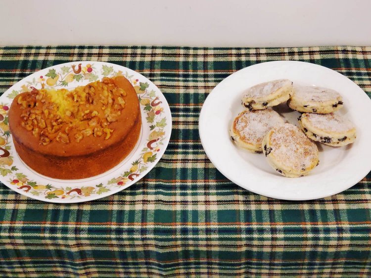 塩ケーキ１カット380円。ウェルシュケーキ 1つ300円。 