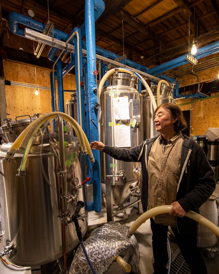 アメリカ製の醸造設備と藤浦一理さん。クラフトビール10種はどれも個性的。