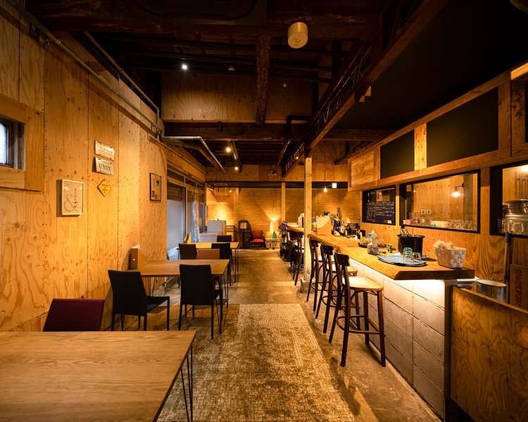 市場時代の床を生かした店内。