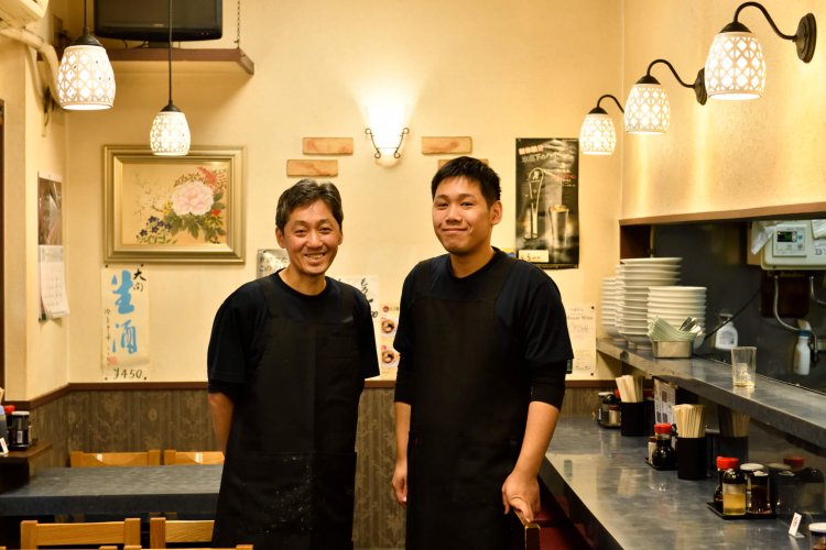 3代目川瀬茂高さん（左）と4代目の二朗さん。親子が継ぐのは昔からの『ぼたん』の味であり、街の人に愛される食堂としてのあり方だ。浅草の人々が気軽に食べられる中華を今日も作り続けている。