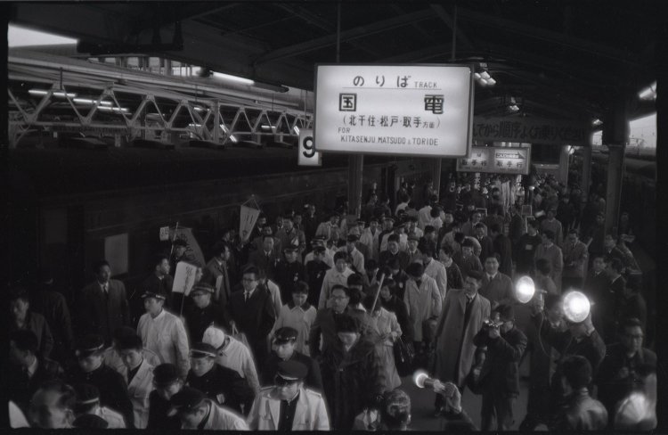 1965年、集団就職のために上野駅のホームに降り立つ若者たち。（写真＝交通新聞クリエイト）