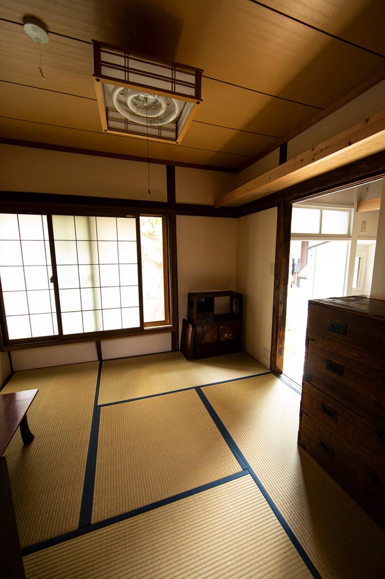 住居部分の四畳半。右側は押し入れ。
