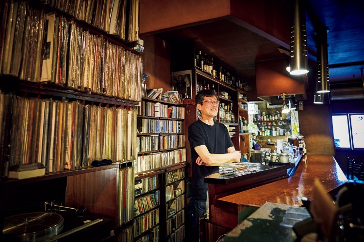 招聘したミュージシャンの話に微笑むマスターの小林さん。