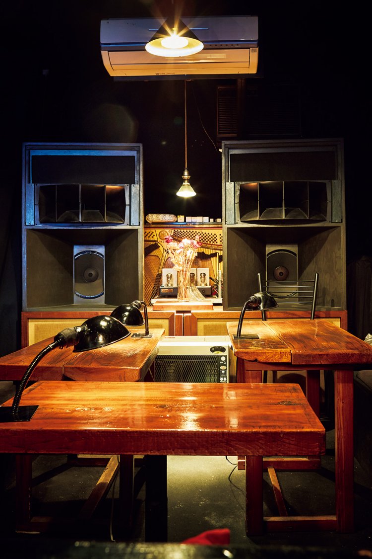 ジャズにどっぷりと浸れる、贅沢な空間。このコーナーはおしゃべり禁止。