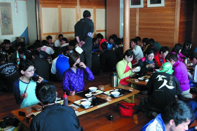 山小屋での食事風景。