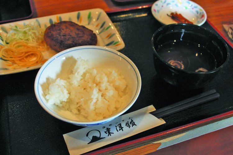 カレーが多いがハンバーグを出すところも。