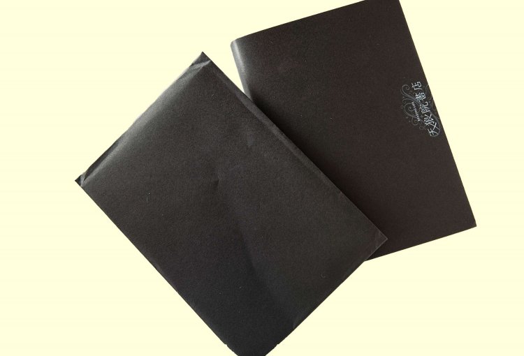 『東京天狼院』のみで販売している黒カバーの『秘本』。購入条件は、タイトル秘密、返品不可、他言厳禁。値段は本により異なる。毎回三浦さんが魂を込めてセレクト。