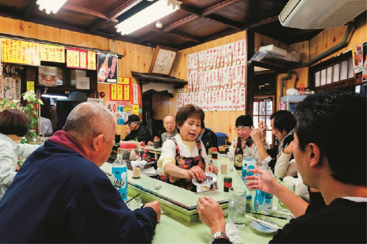 朝から晩までにぎわいは衰えない。