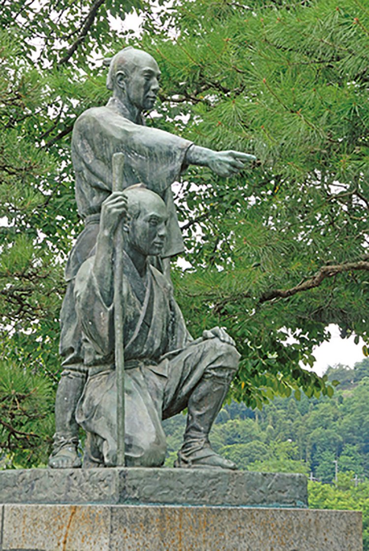 隣接する公園には玉川兄弟の像が立つ。