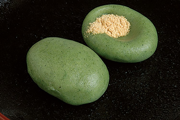 散歩のおともに向島名物の志˝満ん（じまん）草餅を。