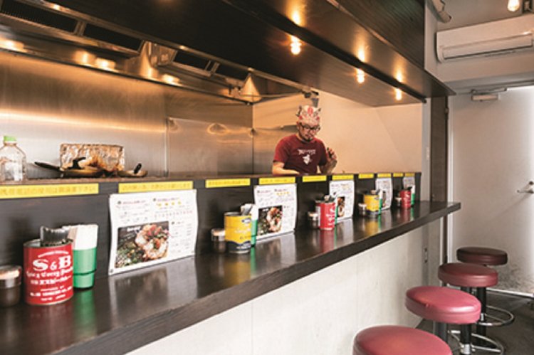 カウンター10席。終日ウルフルズが流れる。