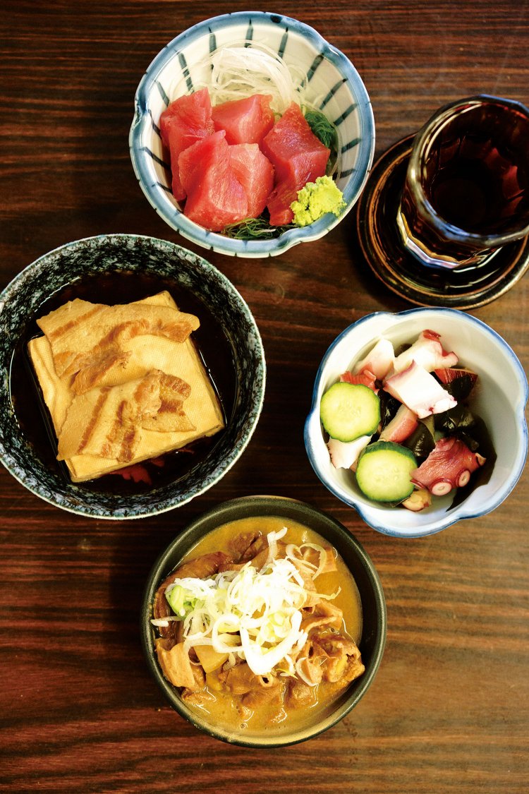 まぐろぶつ390円、わかめときゅうりの酢の物190円、もつ煮込み170円、肉豆腐250円。