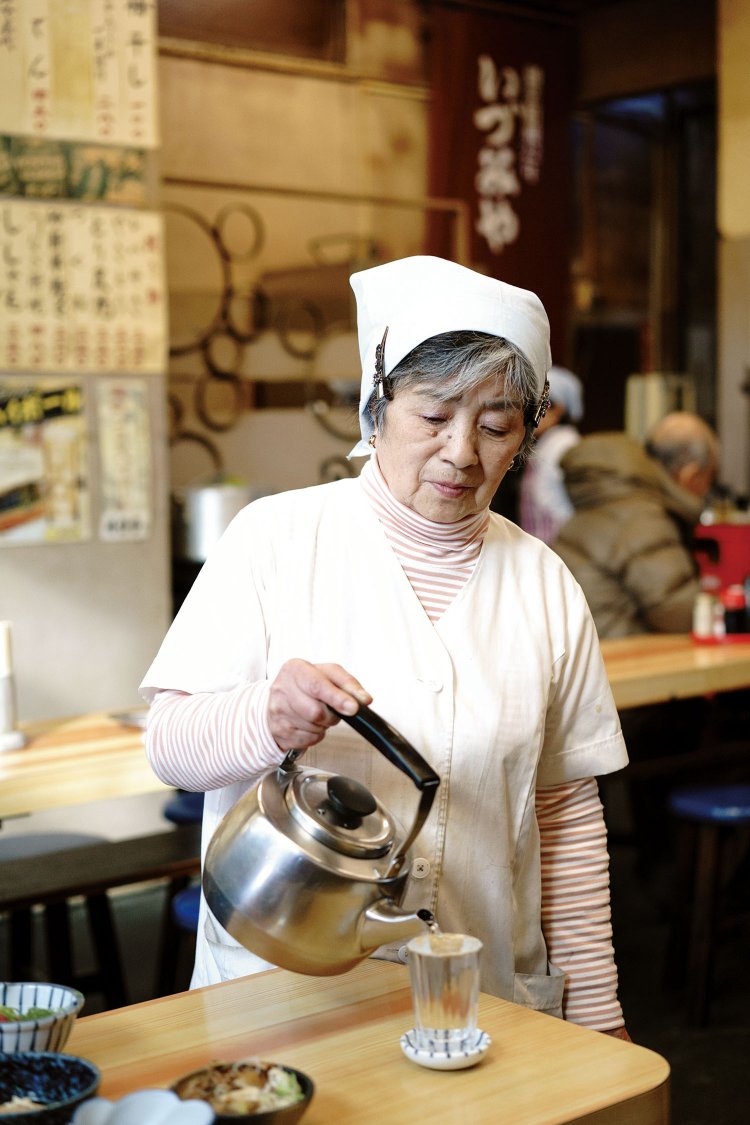 熱燗は古参の店員さんがやかんから直接注いでくれる。