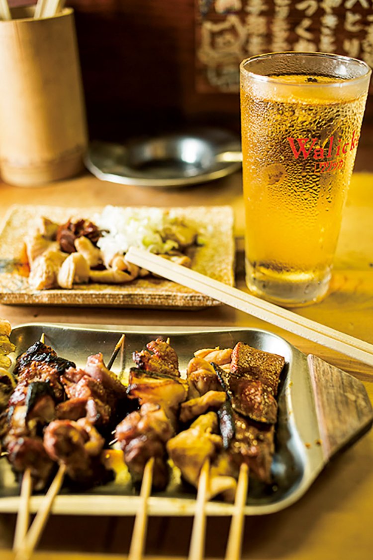 右からレバー、シロ、カシラ、タンなど。奥はシロをニンニク醤油で味わうスタミナ焼き400円。カミナリハイボール400円。