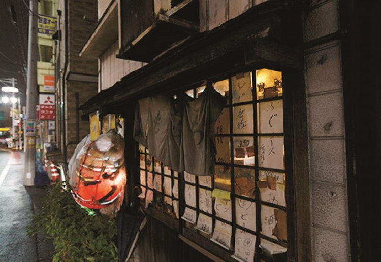 古ぼけた酒場に遠方客も訪れる。