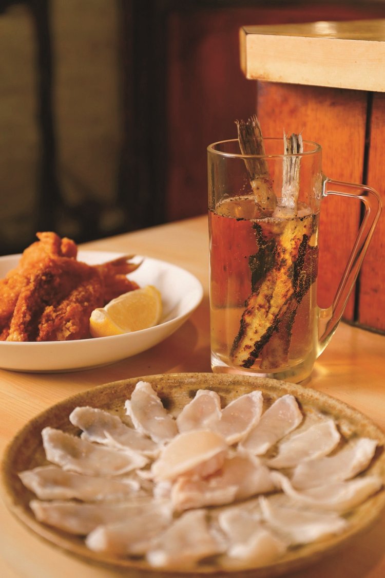 ふぐの骨酒３５０円は継酒２５０円、骨追加１００円。フグ刺し３５０円、フグ唐揚３５０円。