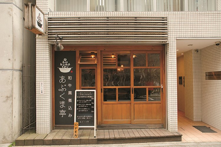 夜は創作居酒屋に。豊富なつまみと日本酒を楽しめる。