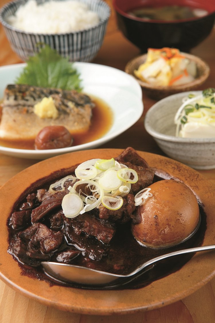 和牛黒煮込みとやわらかサバ梅生姜煮900円。煮玉子100円。黒煮込み以外の主菜は肉か魚を選ぶ。