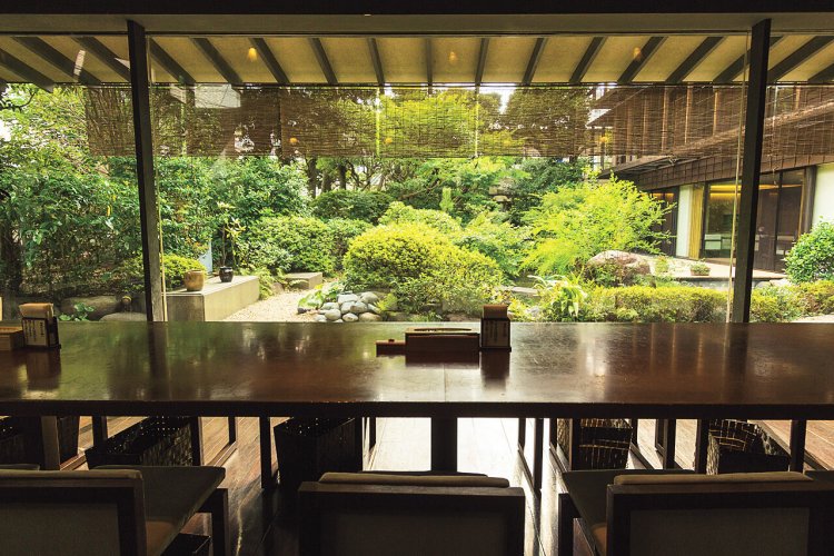 瀟洒な店内から中庭を一望。お座敷席も。