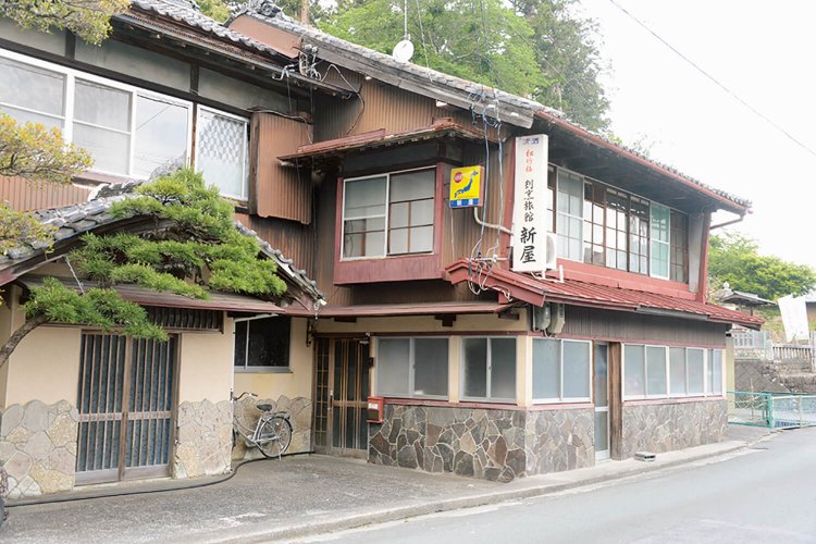 2019年3月で惜しくも廃業した新屋旅館。 秋葉街道に面した建物は安政2年（1855）築。