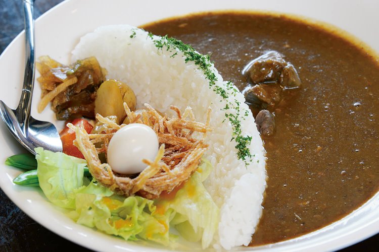 太田川ダムカレー1200円。ダムでは月例見学会を開催（2・3月を除く）