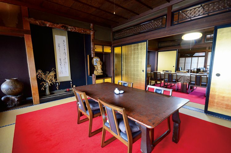 笹杢（ささもく）の天井が目を引く2階松の間。