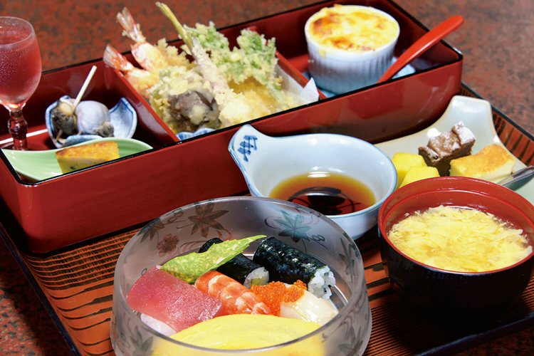 旬な食材を使うランチのにぎりセット。