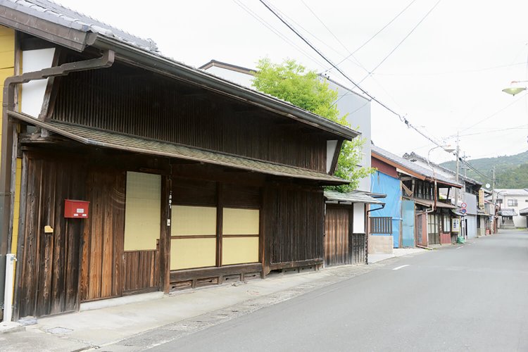 江戸中期から昭和初期にかけて秋葉街道の要衝としておおいに栄えた城下地区の町並み。路地に入ると明治建築の旧城下学校が現れる。