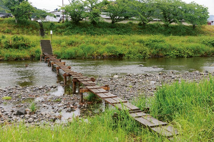 桜堤の下にある。流れも川幅もあるので渡るのは結構スリリング。