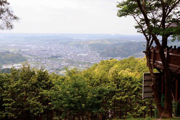 主郭南側の展望台から、小京都らしい森町の地形が一望できる。