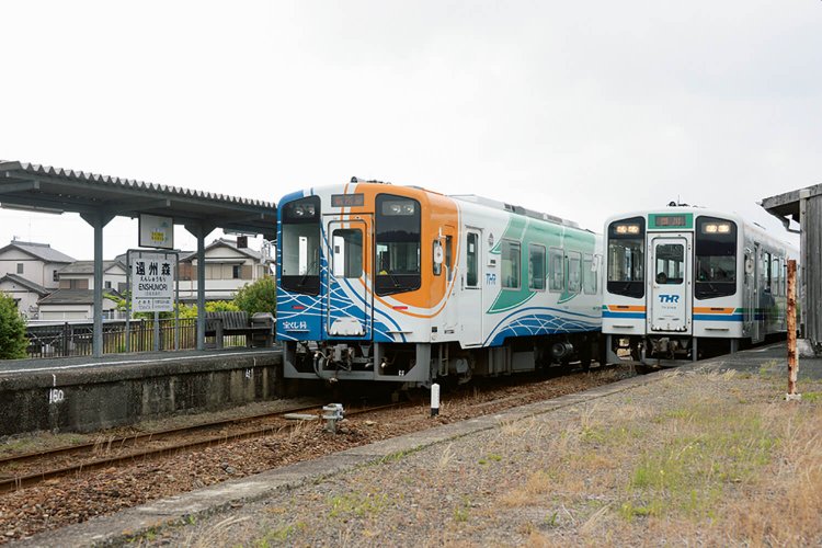 遠州森駅の列車交換風景。駅舎は昭和10年（1935）築。