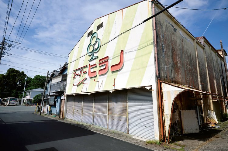 秋葉線の終点 遠州森町駅はバスターミナルに変わり、駅前にあった映画館の建物は一時期スーパーに使われた。