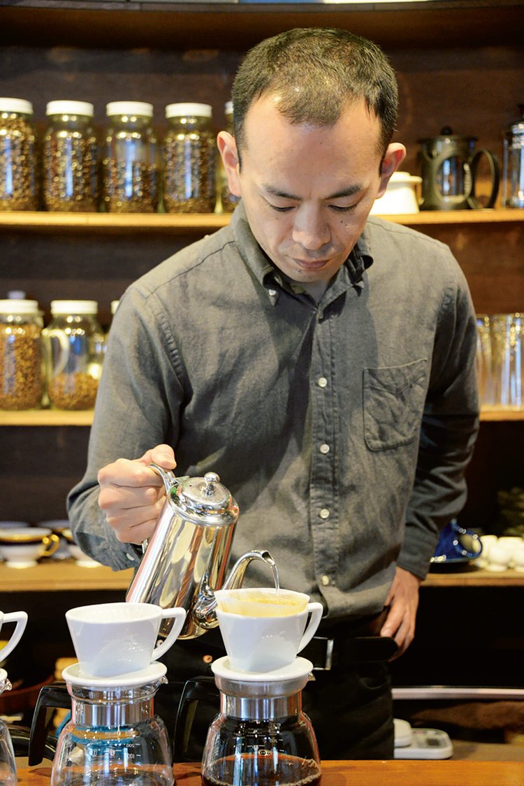 オーダーを受けてから豆を挽き、ハンドドリップで丁寧に淹れる。