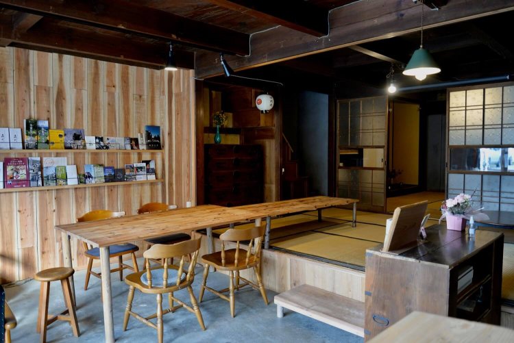 1階は宿泊者以外も入れる交流スペース。移住や空屋の相談もできる。