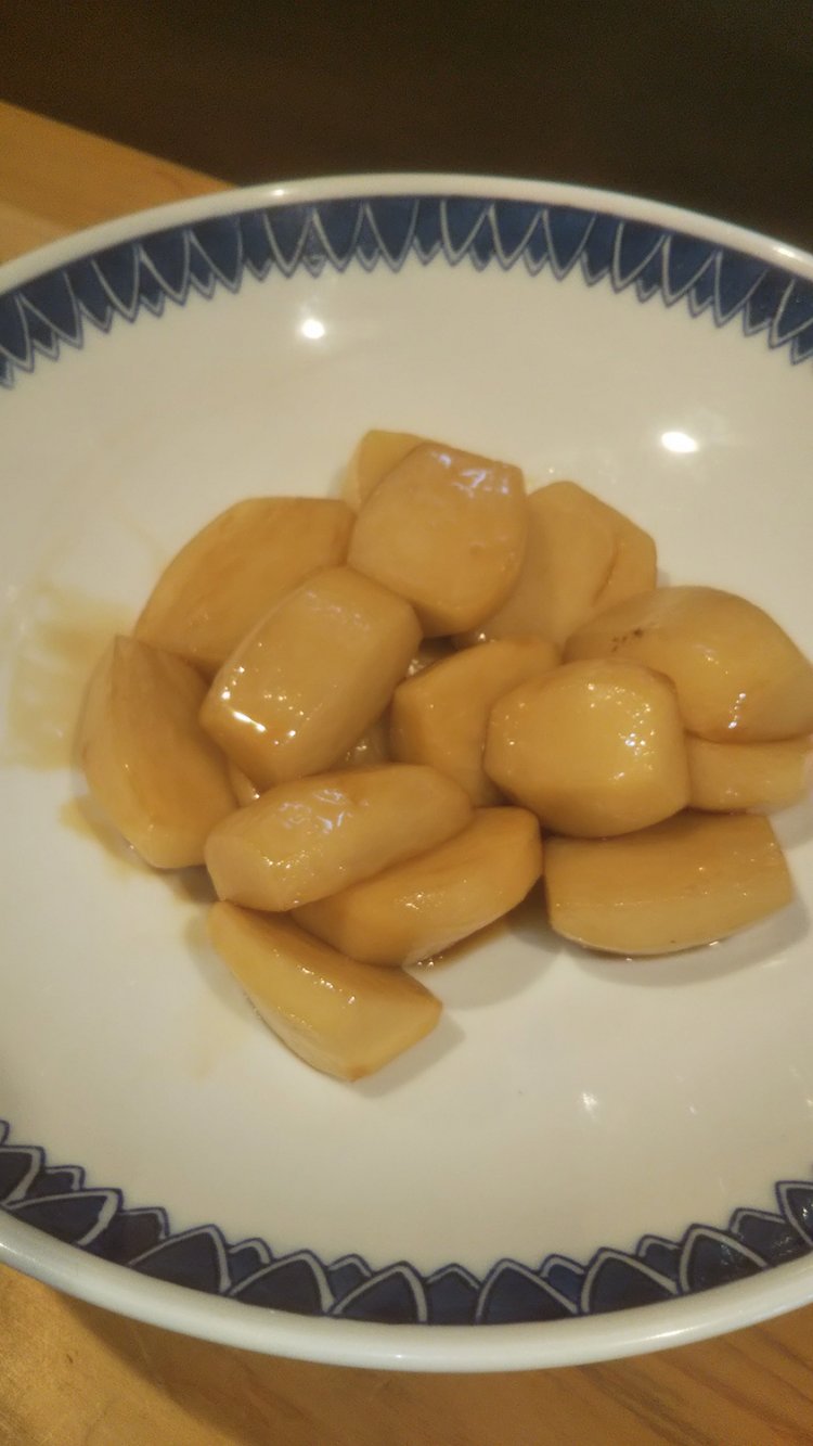 「イモの煮っころがし」出来～。光沢ある照りが「イモ煮」との違いでありプロの技。