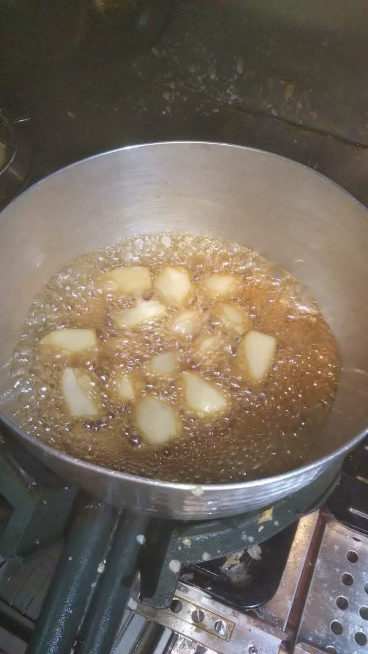 転がしながら水っ気を飛ばす。これが煮っころがし！