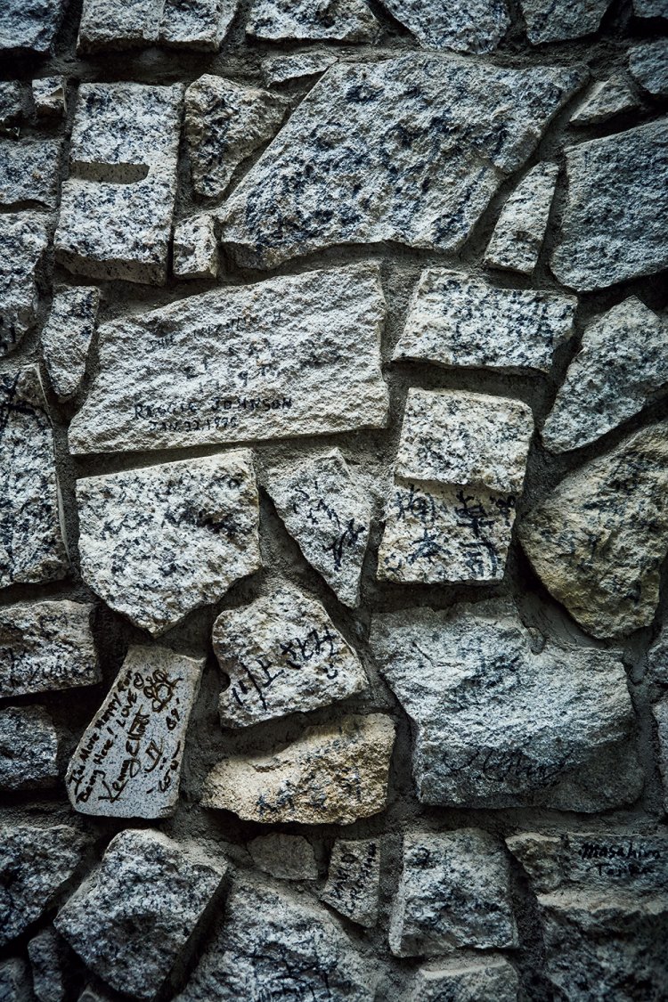 店舗の礎と垣根は、鈴鹿かんべの石材店から出た廃材の石を、積み上げてできている。