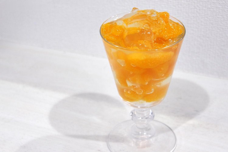 記事用にグラスに盛り付けた「みかんゼリーハイ」。