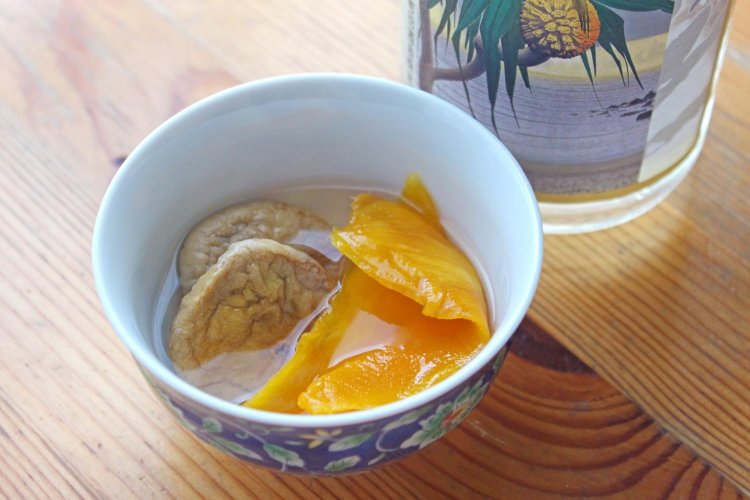 いちじくとマンゴーの黒糖焼酎漬け。