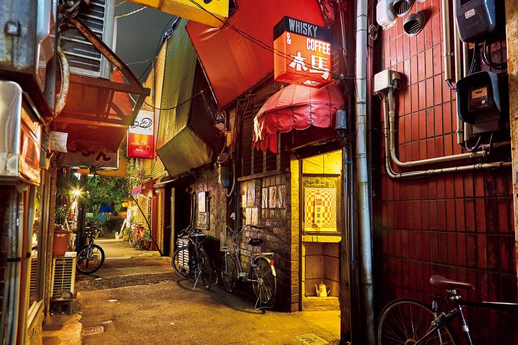 路地の風景として抜群の郷愁を放つ店外観。この写真は本の表紙にも使われた。