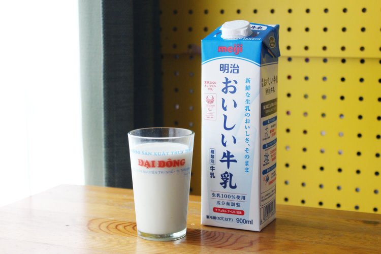 とある居酒屋の看板ドリンク「牛乳ハイ(牛乳割)」は、まろやかでゴクリと飲める。すこやかなビジュアル。