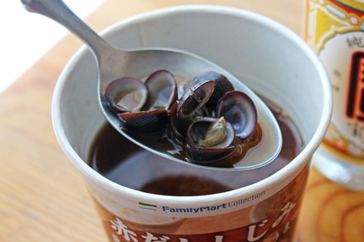 コンビニの赤だししじみの味噌汁で「赤だししじみハイ」。体に良さそうな食材×焼酎は、罪悪感からか美味しさが増す。
