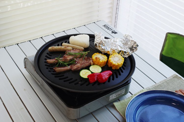 ベランダや窓の近くで撮影するとアウトドアらしさもアップ。