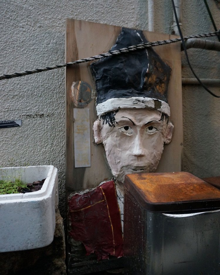 ちなみに街中のとんかつ屋『とんかつ鈴新』の脇には、この屋敷で生まれた松平容保（陸奥国会津藩9代藩主）のオブジェが置かれていた。