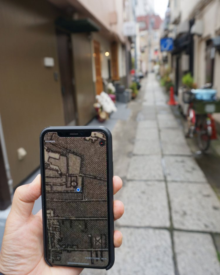 花街の歴史を感じる石畳の路地。「明治のおわり」（約110年前）の地図でも、その存在が確認できた。