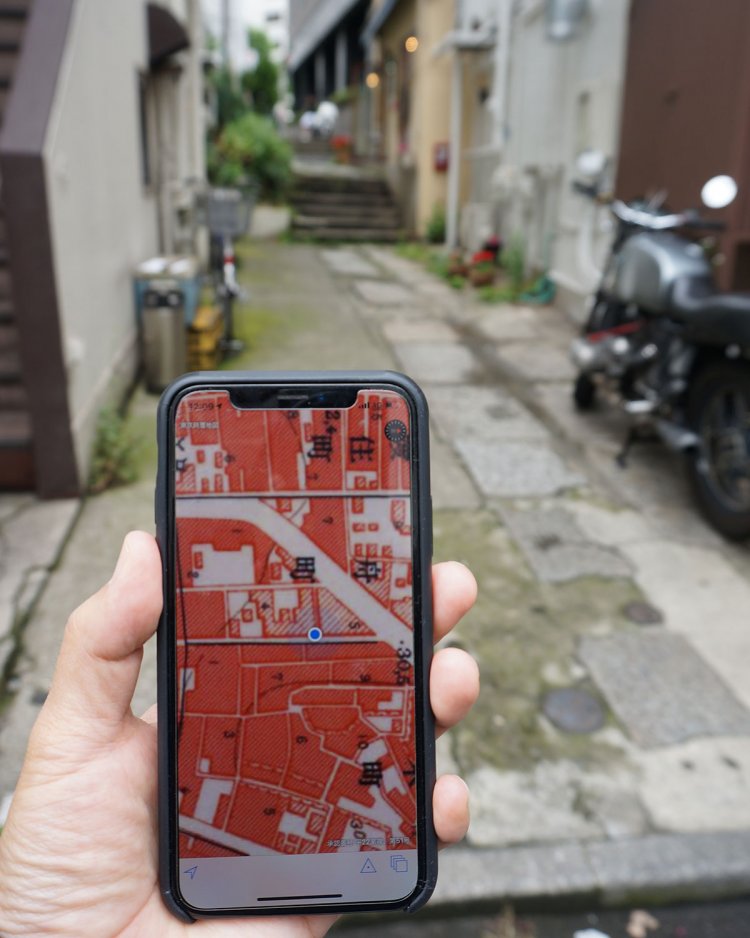 外苑東通りへと抜けるこの道は、昭和戦前期（約90年前）の地図にもなく、写真の高度成長前夜（約65年前）の地図ではじめて登場。花街の風情を感じる石畳の道でも、整備時期はそれぞれ違ったりするのだ。