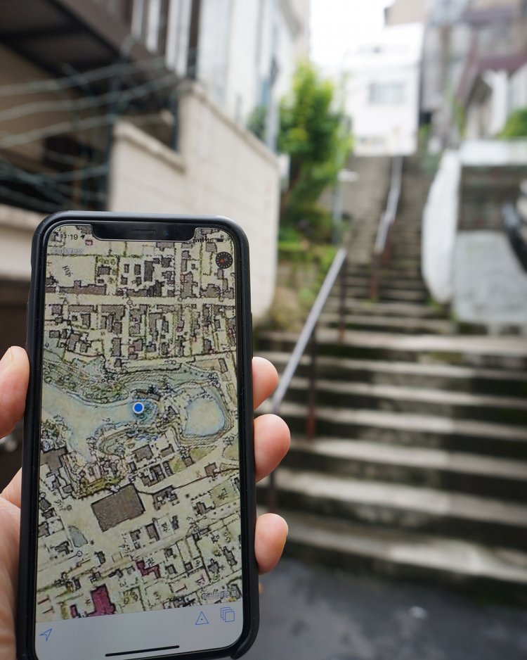 荒木町の東側の通称「モンパルナスの坂」の下からの景色。自分が立つ場所が「池の中」だったと思うと面白くなってくる。