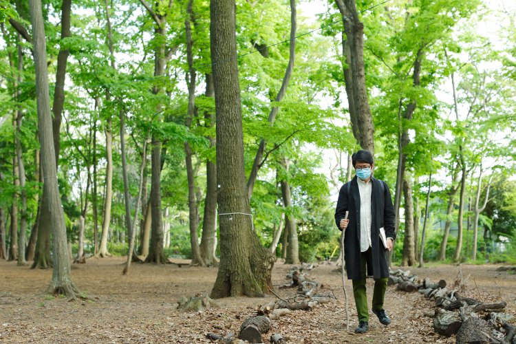 境山野緑地でおもむろに枝を持つ穂村さん。「登山のとき父がよく枝を手渡してくれて」。